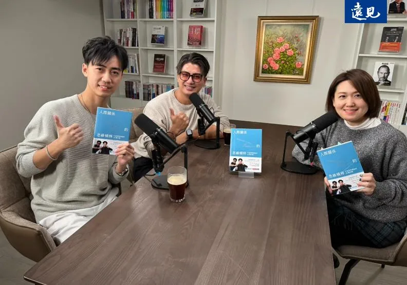 《遠見雜誌》總編輯林讓均（右）專訪熱門 Podcast《思維槓桿》主持人王宏嘉（中）與陳卓凡（左）。張眞攝