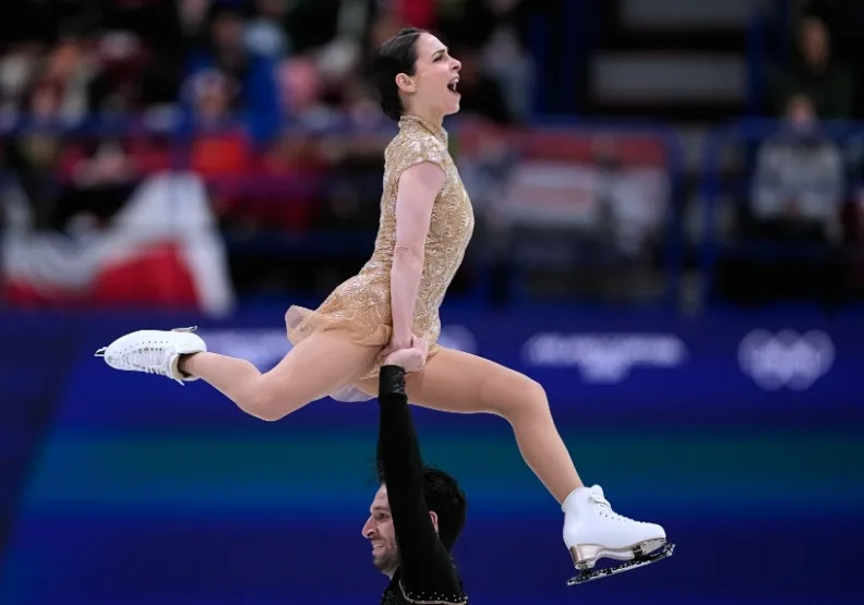 女子花式滑冰選手Deanna Stellato-Dudek 17歲因傷退役，到40歲奪下世界冠軍、42歲再戰奧運，她以30年時光證明：年齡不是退場令，而是意志的刻度。達志影像