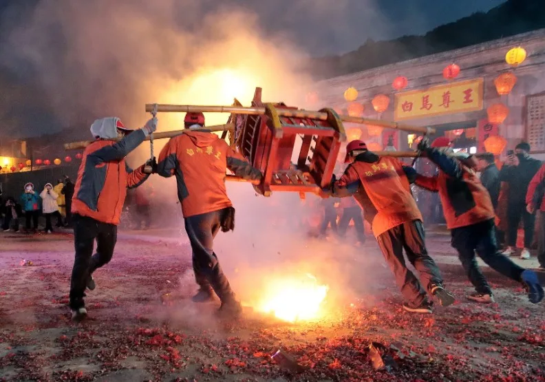 馬祖擺暝文化祭中，北竿各村宮廟的神轎齊聚一堂，神轎在乩將肩上激烈搖擺、旋轉，場面壯觀。連江縣政府提供