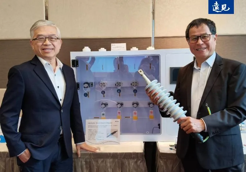 貿聯董事長梁華哲（左）與總經理鄧劍華（右）展示與客戶共同設計、共同驗證的產品。邱莉燕攝
