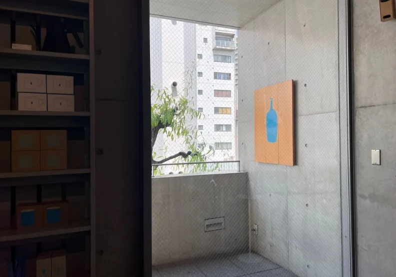 一名親近瑞幸咖啡人士表示，大鉦資本買下藍瓶咖啡全球門市。圖為東京南青山門市。遠見編輯部