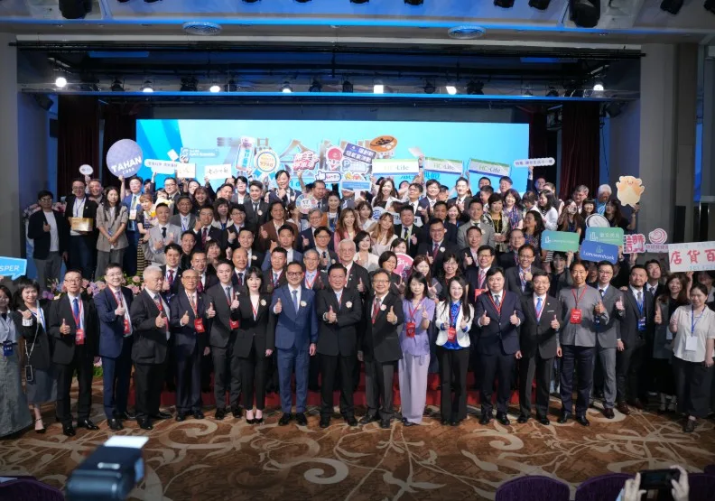 2025年第七屆品牌金舶獎頒獎典禮盛大舉行，33家獲獎企業與全國商業總會許舒博理事長、經濟部、僑委會、國發會等指導單位代表合影。商總提供