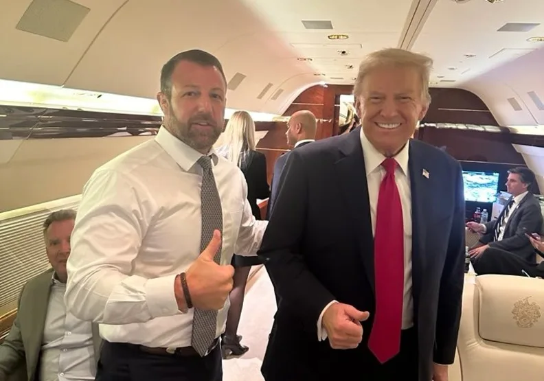 共和黨參議員穆林（左）獲提名出任國土安全部部長。取自X@MarkwayneMullin