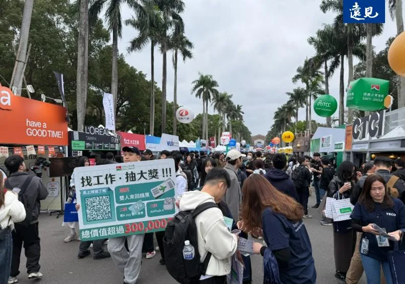 台大徵才博覽會是校園新鮮人最大盛事。廖君雅攝