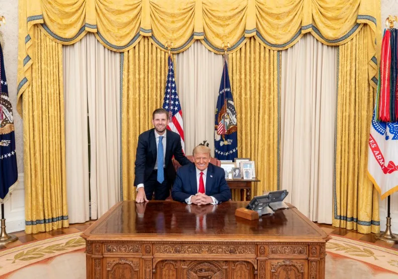 美國總統川普（右）與兒子艾瑞克．川普（左）。X@EricTrump