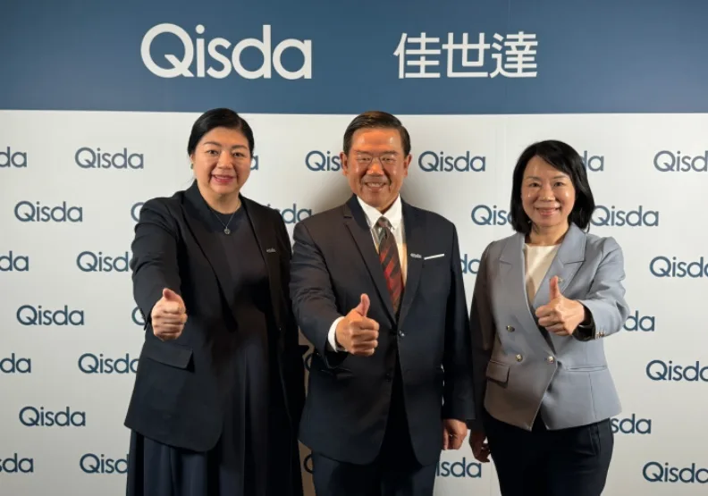 佳世達董事長陳其宏（中）、新任總經理柯淑芬（左）、財務長洪秋金（右）。吳季柔攝