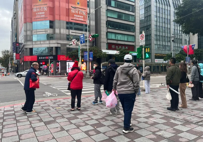 交通部昨發布修正「道路交通標誌標線號誌設置規則」第207條，修法後，從「禁止跨入」斑馬線，改為「避免跨入」。張婉約攝