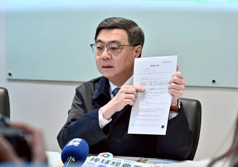 卓榮泰出示赴日自費包機208萬等4單據。行政院提供