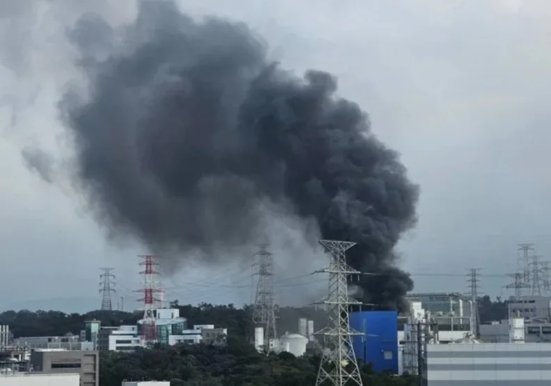 新竹市科學園區力行路的台灣電力公司竹園超高壓變電所，今天下午3時許發生火警意外。取自聯合新聞網，園區沈先生提供