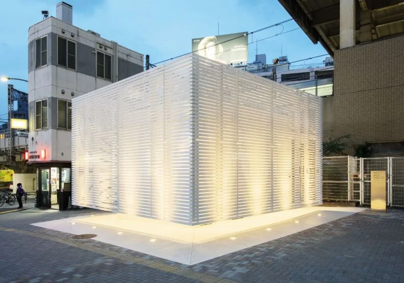 設計師佐藤可士和 Kashiwa Sato的公廁作品〈WHITE〉／Photo Credit：THE TOKYO TOILET（tokyotoilet.jp）／攝影：高野二郎（Nacása & Partners Inc.）