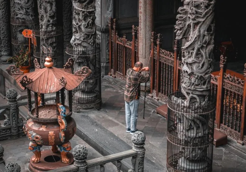 進廟拜拜，最講究的還是誠意與心意。／圖片來源：unsplash