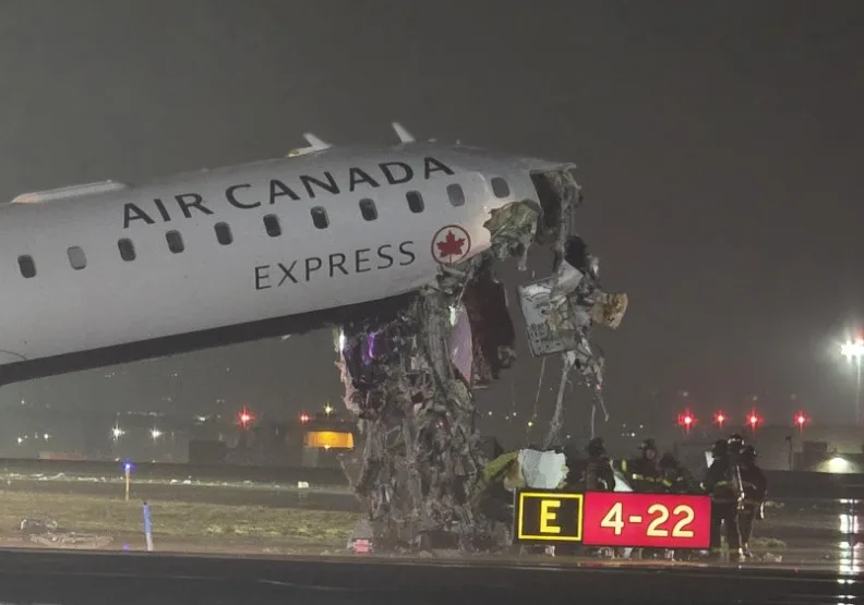一架加航快捷航空公司（Air Canada Express）區域客機今天晚間降落於紐約拉瓜迪亞機場時，與一輛地勤車輛發生碰撞。取自X@BNO News