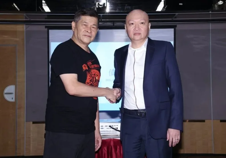 「百億賭王」林秉文（右）因八八會館案棄保潛逃卻傳出遭槍殺。他曾出面替老牌藝人澎恰恰（左）協調債務。聯合新聞網提供
