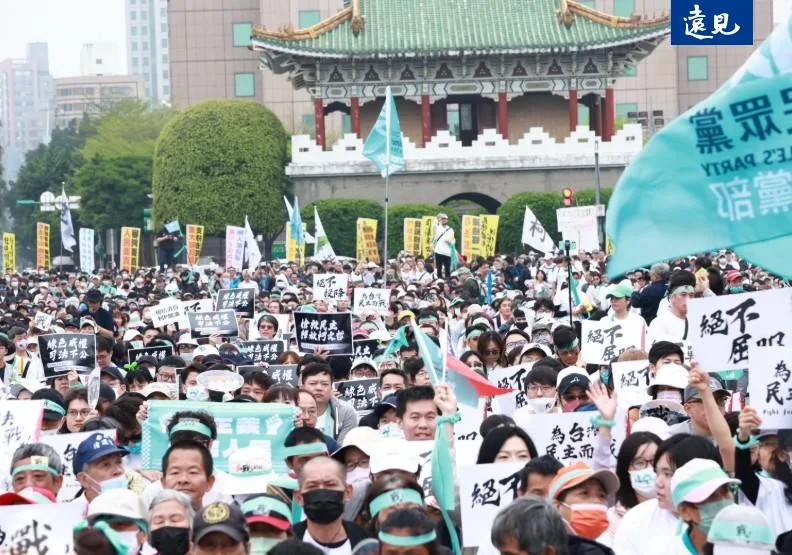 民眾黨宣布329上凱道人數，遊行現場計有8萬人，線上則有10萬人。黃菁慧攝