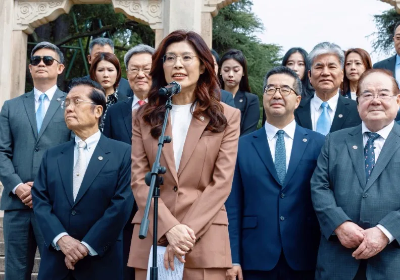 國民黨主席鄭麗文今天赴南京中山陵拜謁國父孫中山。取自臉書@鄭麗文﻿