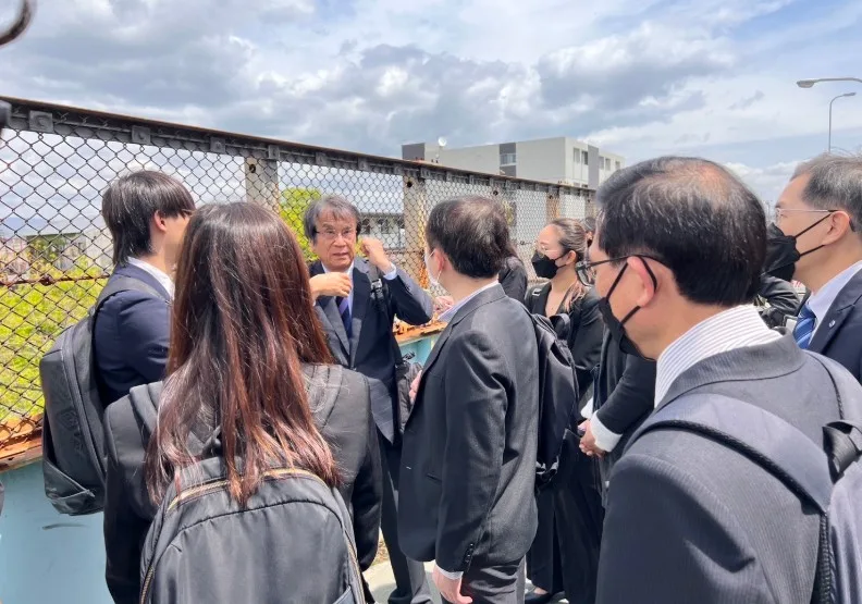 日本鐵道安部教授帶「太魯閣的眼淚」成員回到福知山線的事故現場。台鐵提供
