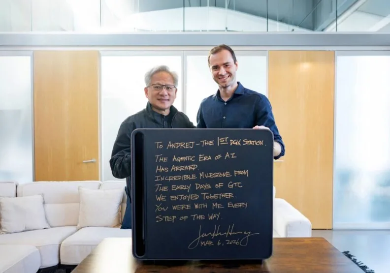 前特斯拉AI與自動駕駛視覺總監卡帕西（右），4月初分享他打造知識庫的私房指令「LLM Wiki」。圖左為輝達執行長黃仁勳，為贈送他輝達晶片時合影。取自Nvidia Blog