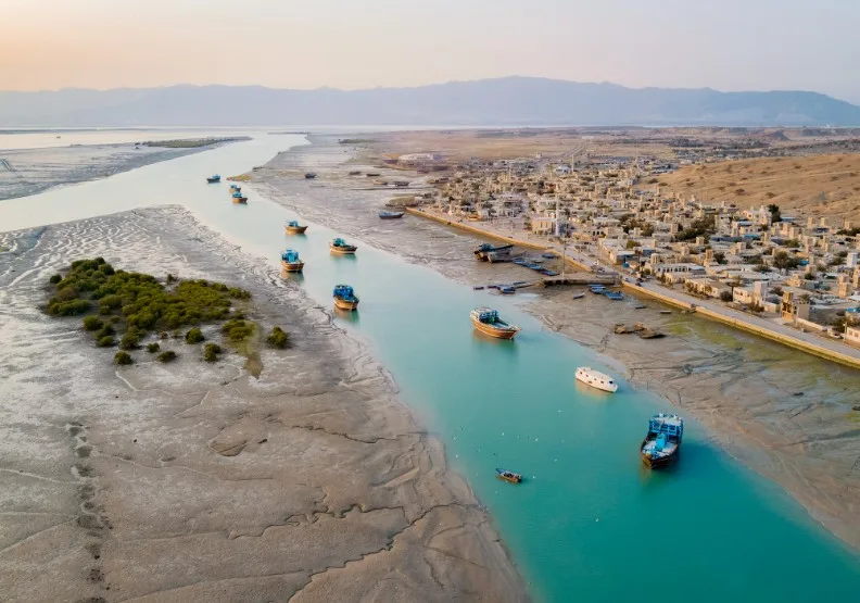 格什姆島是荷姆茲海峽的最大島嶼。wikimedia commons by Morteza salehi70