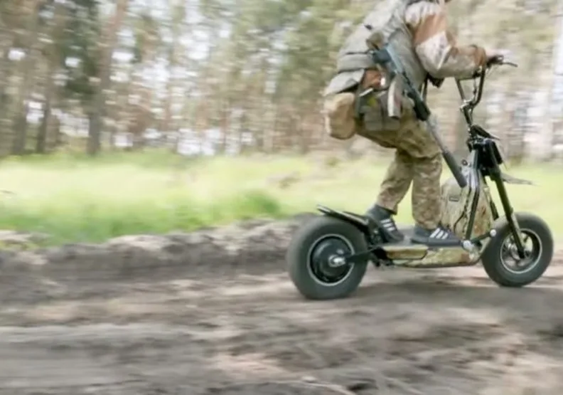電動滑板車成烏克蘭的祕密武器。取自Global Wolf Motors