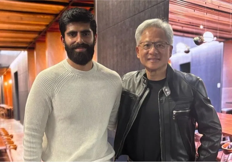 Podcast主持人Dwarkesh Patel（左）及Nvidia執行長黃仁勳（右）。取自X@dwarkesh_sp