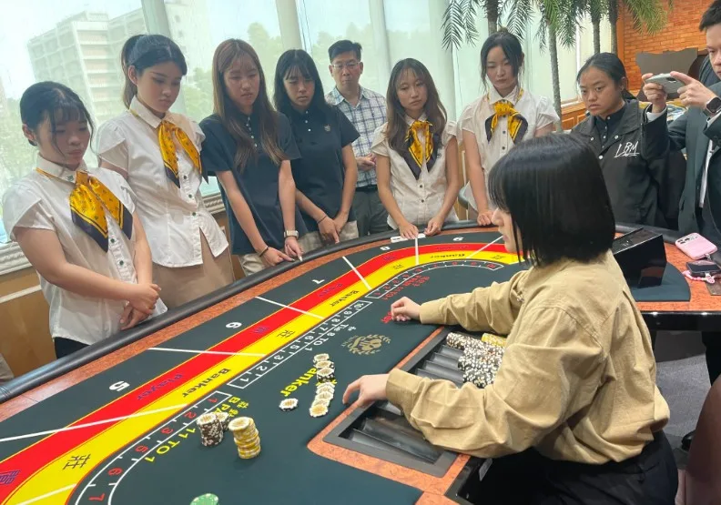 新加坡頂級飯店來台與高雄餐旅大學合辦「博弈荷官工作坊」。高餐大提供