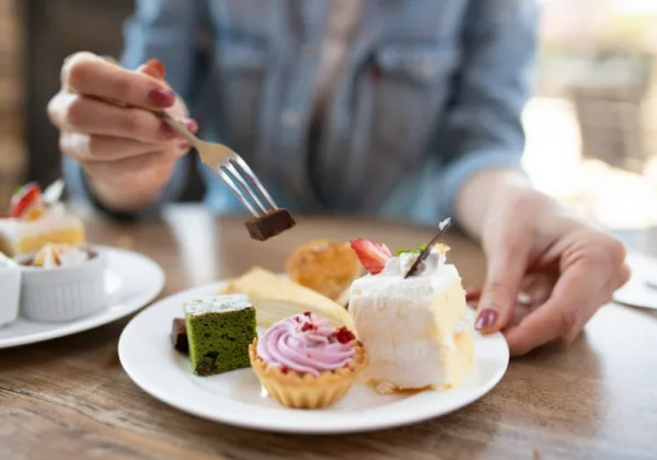 為什麼吃完甜食更想吃、更累？醫師揭「糖宿醉」：不是意志力問題