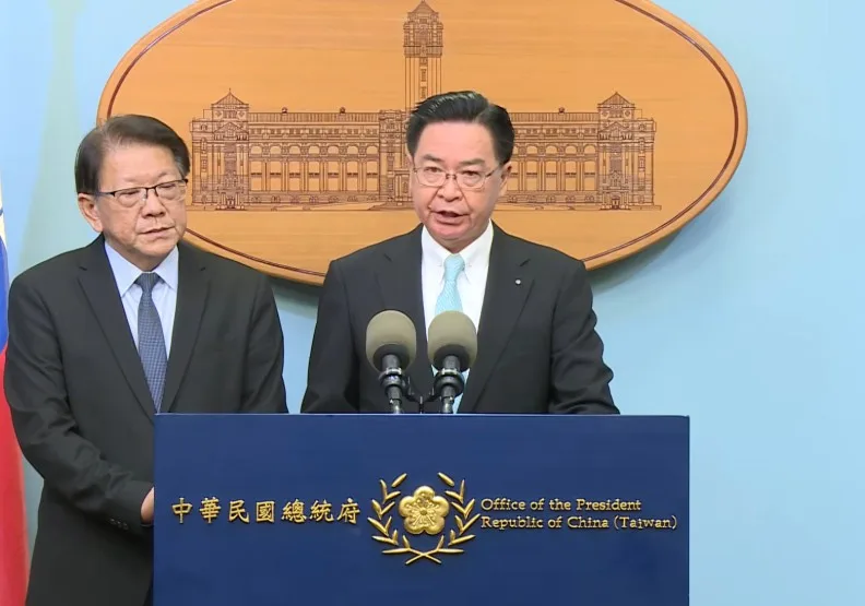 總統府秘書長潘孟安晚間臨時召開記者會，說明賴總統出訪史瓦帝尼行程變動。圖右為國安會秘書長吳釗燮。取自總統府直播
