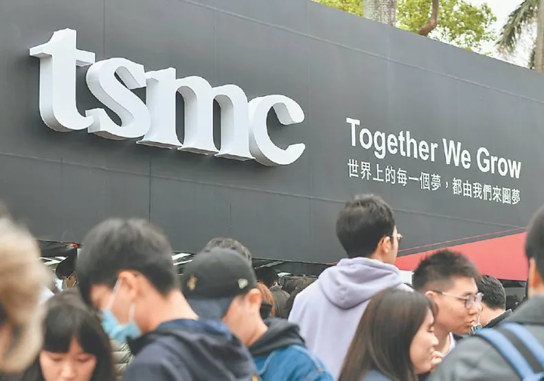 台積電鎖定優秀新血，今年針對碩士學歷新進工程師開出平均上看220萬元年薪。取自工商時報