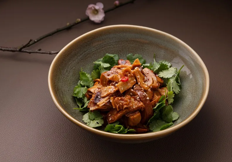 韓國白羊寺正寬法師與漢來美食共創料理之一韓式辣醬燒。漢來美食提供