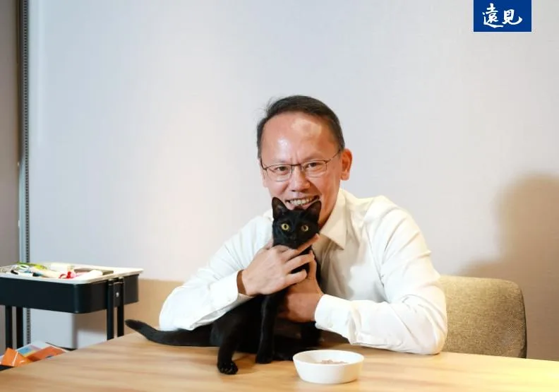 愛貓一生創辦人詹岳霖與愛貓「黑豹」。蘇義傑攝