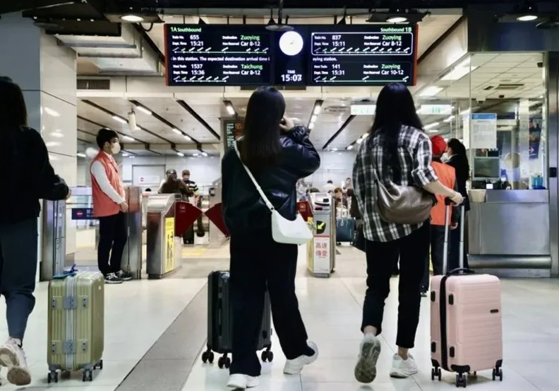 台北市少子化、脫北嚴重，北市民政局長陳永德今赴議會報告，坦言北市每個月人口都在流失。示意圖，圖為春節連假台北車站人潮。取自聯合新聞網，許正宏攝