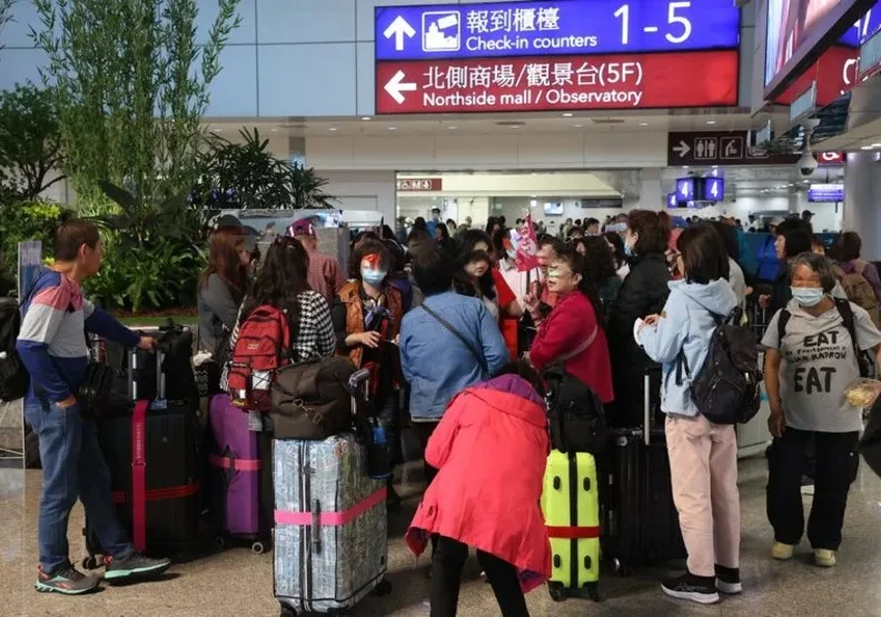台灣30餘人甘肅旅遊團車禍事故，凸顯淪為名義管制的「禁團令」是否有存在的必要。圖為桃園機場旅行社出團旅客集合示意圖。取自聯合新聞網