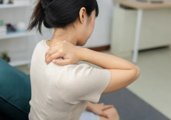 肩頸痠痛好不了？前日本奧委會培訓專家：４招按壓加拉伸，鬆開斜方肌筋膜