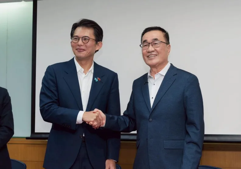 黃國昌（左）、李四川（右）出席新北市長「藍白合」民調結果發佈記者會。取自臉書@黃國昌
