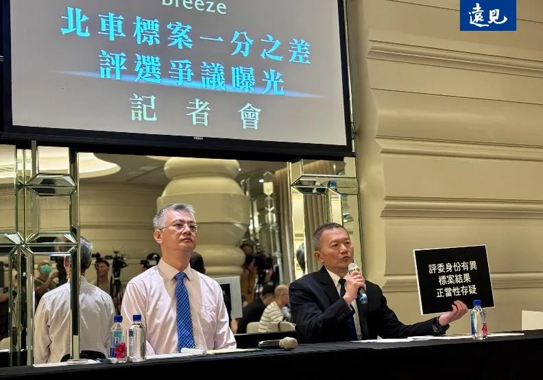 微風集團副總經理高銘頂（右）與委任律師劉健右大動作召開記者會，要求台鐵剔除爭議委員後，公布重新計分結果。吳婉瑜攝