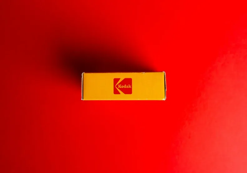 過去的成功，可能會阻礙未來的發展，柯達（Kodak）曾擁有全世界最強的底片沖印技術，卻沒有跟上數位相機的熱潮。Unsplash by Connor Betts