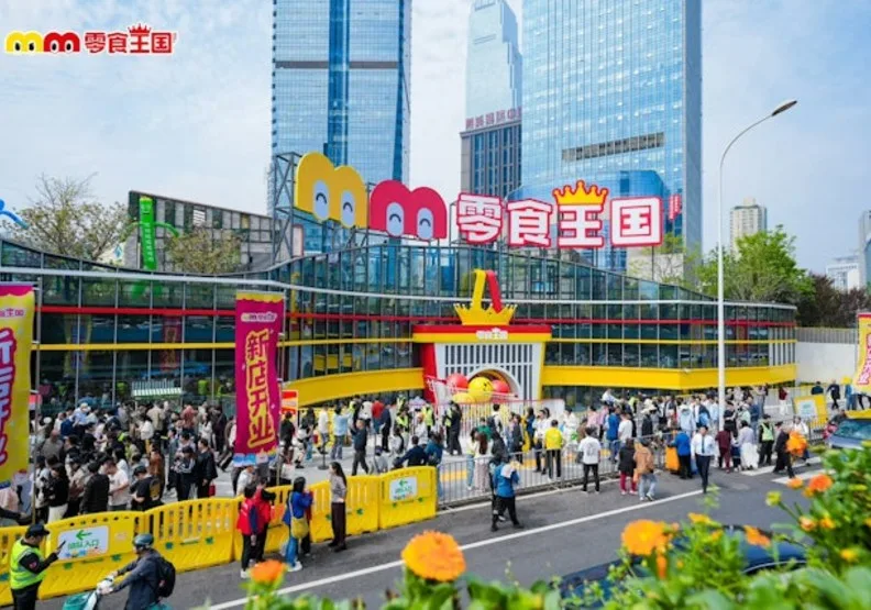 零食王國集合全球6500個以上的零食品牌，超過3.5萬款零食。取自微博＠零食很忙