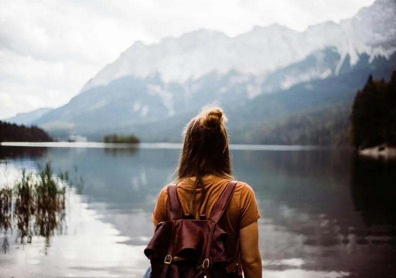 當旅行時能不再被手機綁架，能感受到不一樣的氛圍。unsplash