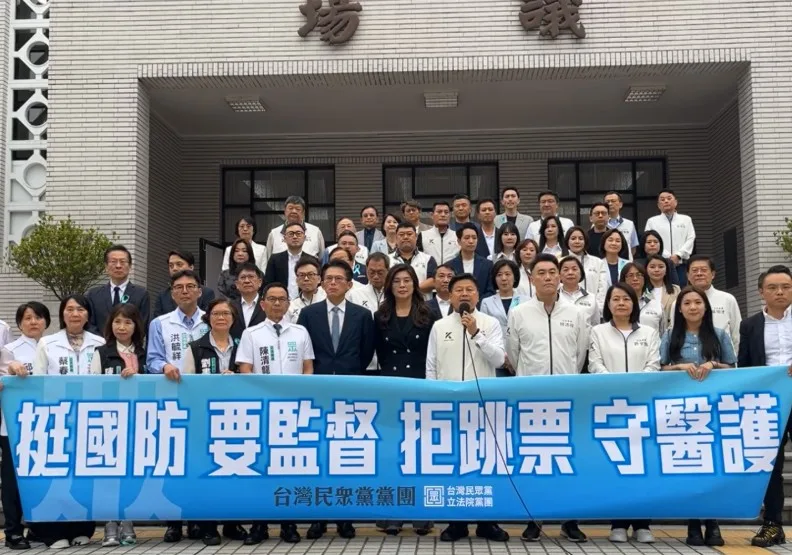 國民黨委員於議場前，召開軍購條例記者會。取自臉書@國民黨立法院黨團