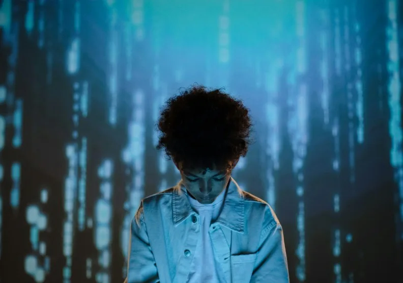 AI時代面對繁複的資訊量，人更需要慢下來思考。pexels-ron-lach