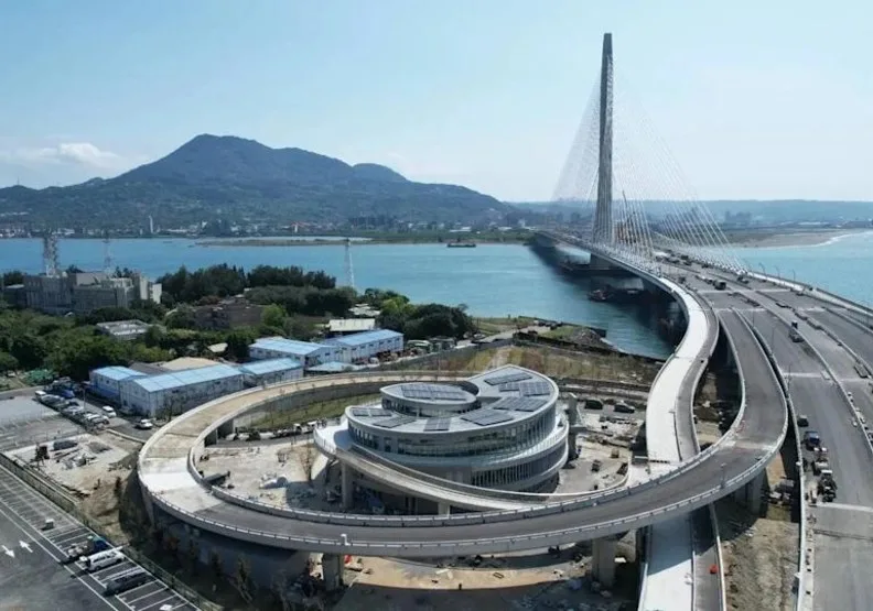 淡江大橋今天正式通車。公路局提供