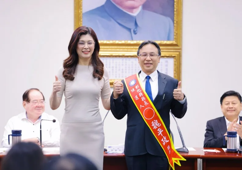 國民黨今天確定徵召前考紀會主委魏平政（右）參選彰化縣長，魏平政與黨主席鄭麗文（左）一同比讚合影。取自臉書@鄭麗文