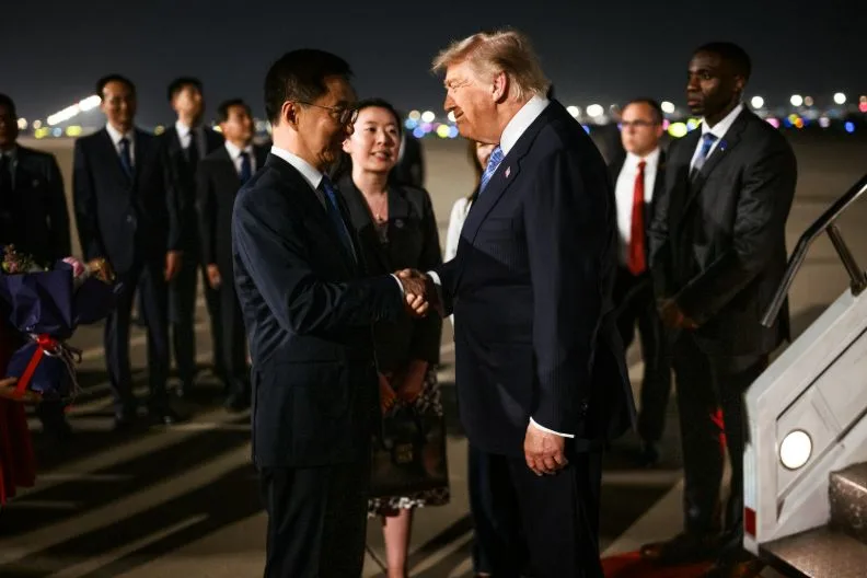 川普到訪北京剛下機，接機的是中國國家副主席韓正、中國駐美大使謝鋒、中國外交部副部長馬朝旭，雙方握手簡單寒暄，不過1分多鐘，便直接上車離去。圖片來源x@whitehouse