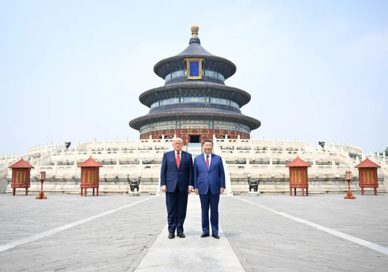 美國總統川普（左）與中國國家主席習近平（右）一同參觀北京天壇，並站在主體建築祈年殿前合影。取自X@SpoxCHN_MaoNing