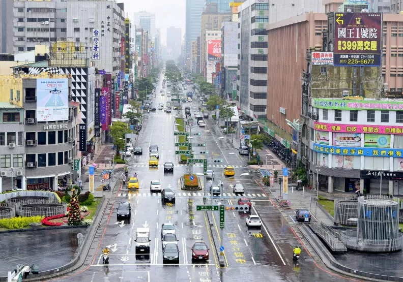 照片為高雄街景，取自Unsplash圖庫，Laurentiu Morariu攝影。 