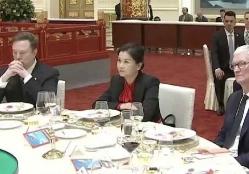 川習會晚宴上唯一中國女企業家，成為鎂光燈焦點，就是坐在蘋果執行長庫克（右）、特斯拉執行長馬斯克（左）中間的藍思科技創辦人周群飛（中）。取自央視新聞畫面