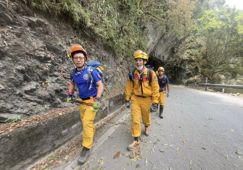 彭聲宜（左）救援花蓮0403地震。彭聲宜提供