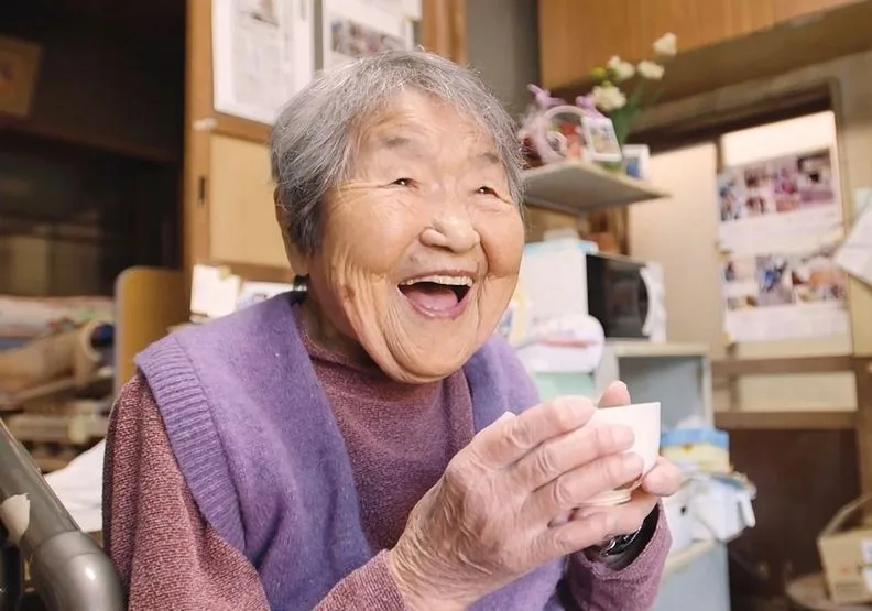 《104歲哲代奶奶：一個人生活》紀錄哲代奶奶最真實的人生。佳映娛樂