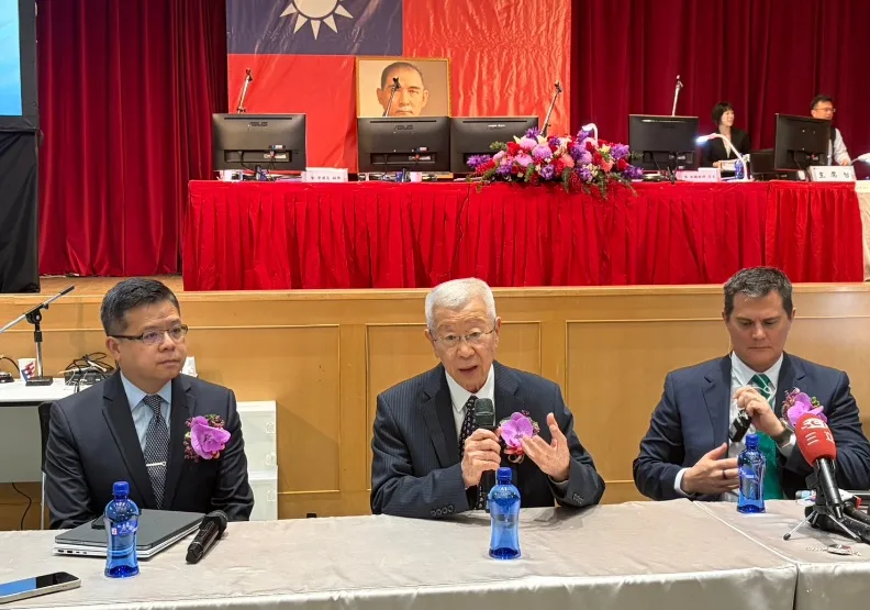 裕民航運21日召開股東會，總經理王書吉（中）說明當前市況。郭逸攝
