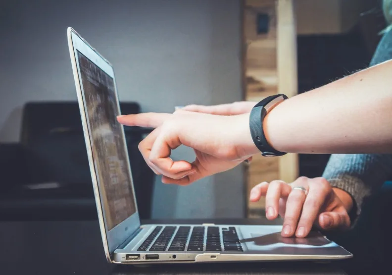AI正在改變工作型態，許多人擔心被取代。僅為情境配圖，Unsplash by johnishappysometimes